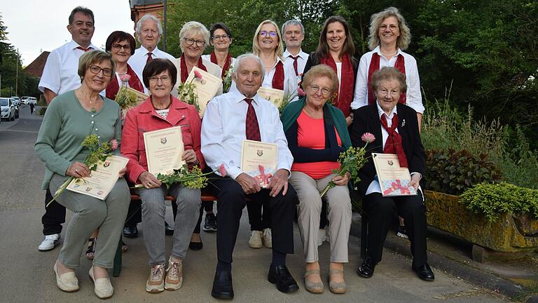 Im Bild sitzend von links: Heidi Zehnter, Brigitte Kohrmann, Berthold Kohrmann, Johanna Kohrmann, Gertrud Huppmann; stehend von links: Thomas Huppmann, Gerlinde Mohr, Wolfgang Huppmann, Lydia Rosenfeld, Gerda Stumpf, Romy Fecher, Peter Bruckmeier, Karin Eckert.