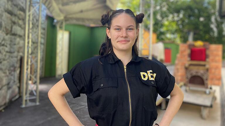 Lina Wendel (13) aus Hofstetten steht heuer als Mitglied des Deus-Ex-Machina-Chors das erste Mal auf der Scherenburg-Bühne. Lina Wendel (13) aus Hofstetten steht heuer als Mitglied des Deus-Ex-Machina-Chors das erste Mal auf der Scherenburg-Bühne.