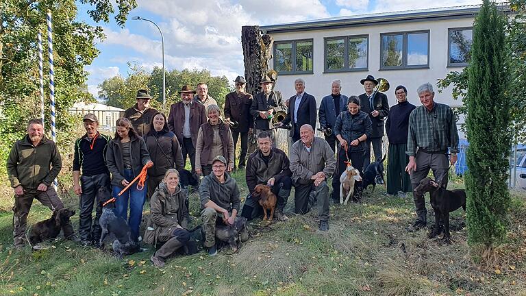 Uschi Kilgenstein inmitten der erfolgreichen Hundegespanne. Die Jagdhornbläser gratulierten.