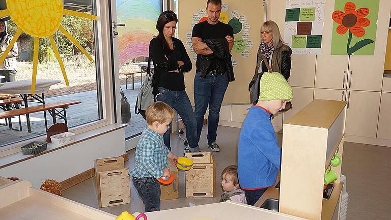 Eltern und Kinder und interessierte Bürger von Bischofsheim und Umgebung nutzten die Gelegenheit, die neue Kinderkrippe zu besichtigen. Eifrig wurde gleich gespielt. Die Einrichtung kam beim Nachwuchs sehr gut an. Eltern und Kinder und interessierte Bürger von Bischofsheim und Umgebung nutzten die Gelegenheit, die neue Kinderkrippe zu besichtigen. Eifrig wurde gleich gespielt. Die Einrichtung kam beim Nachwuchs sehr gut an.