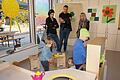 Eltern und Kinder und interessierte Bürger von Bischofsheim und Umgebung nutzten die Gelegenheit, die neue Kinderkrippe zu besichtigen. Eifrig wurde gleich gespielt. Die Einrichtung kam beim Nachwuchs sehr gut an.