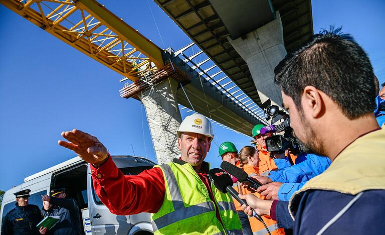 Wenige Minuten vor der Sprengung der A3-Brückenpfeiler erklärt Sprengmeister Eduard Reisch was genau passiert, wenn er auf den Knopf drückt.