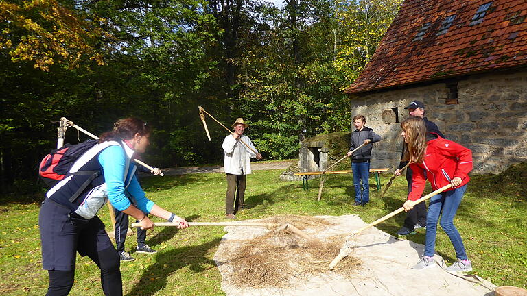 Selbst den Dreschflegel schwingen konnten unter Anleitung von Gerhard Strauß die Besucher beim Aktionstag in der Burgstaller Flachsbrechhütte.