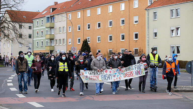 Schweinfurt auf die Straßen - Bürger demonstrieren: Die Gruppe SWADS kritisiert das Vorgehen in der Pandemie, sind aber keine Coronaleugner. Demo am 27.03.2021 in Schweinfurt.