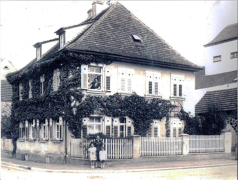 Das Foto, das circa im Jahr 1934 entstand, zeigt das Anwesen von Willy Brodmann. Im Fenster im ersten Stock ist seine Ehefrau Selma Brodmann zu sehen.