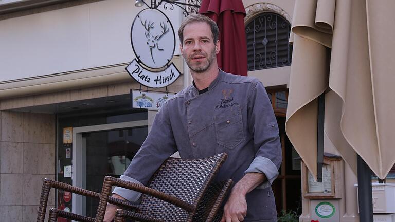 Wirt Matthias Schultheis  ärgert sich darüber, den Marktplatz für das Weinfest eine Woche freiräumen zu müssen.       -  Wirt Matthias Schultheis  ärgert sich darüber, den Marktplatz für das Weinfest eine Woche freiräumen zu müssen.