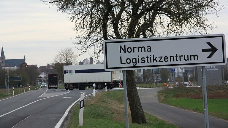 Den Angaben von Augenzeugen zufolge, biegen immer wieder Lastwagen, die vom Norma-Logistikzentrum abfahren, ohne Rücksicht auf den fließenden Verkehr auf die Staatsstraße ein.