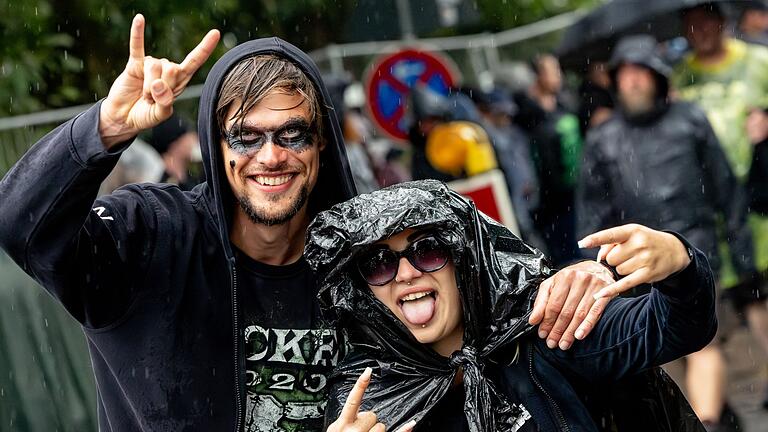 Letzter Tag des Wacken Open Air       -  Erst gegen Ende des Festivals brauchten die Metalfans Regenjacken.