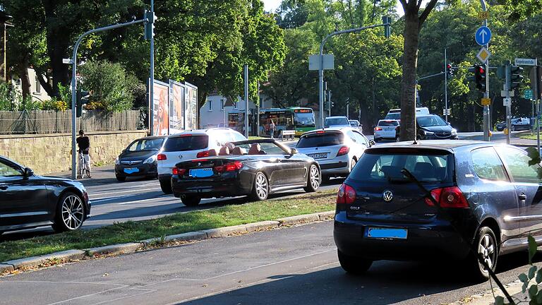 In Richtung Philosophengang in Schweinfurt muss die Mauer am Obertor (mit den Plakaten) zurückversetzt werden. Über die bestehende Radfahrer- und Fußgängerampel geht es dann zum neuen Radweg stadtauswärts an der Deutschhöfer Straße.