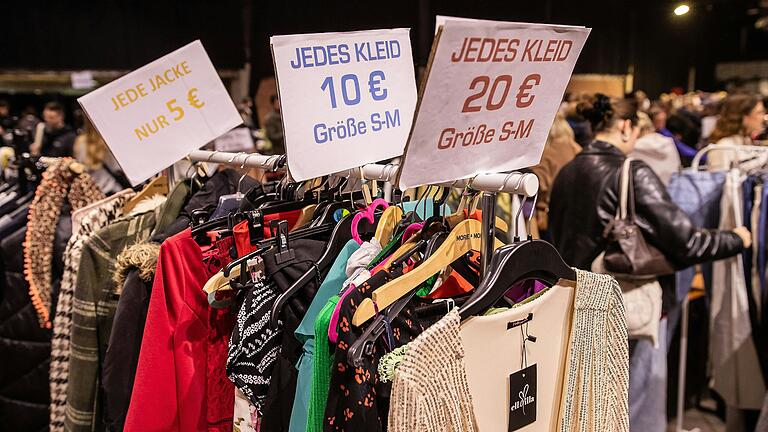 Beim Fashion-Flohmarkt in Wertheim (Main-Tauber-Kreis) warten zahlreiche Schnäppchen auf neue Besitzerinnen und Besitzer (Symbolbild). Beim Fashion-Flohmarkt in Wertheim (Main-Tauber-Kreis) warten zahlreiche Schnäppchen auf neue Besitzerinnen und Besitzer (Symbolbild).