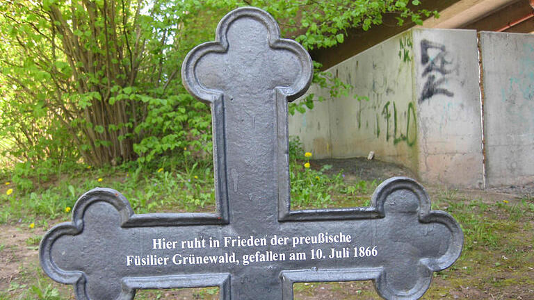 'Hier ruht in Frieden der preußische Füsilier Grünewald, gefallen am 10. Juli 1866', steht jetzt wieder lesbar auf diesem Kreuz, das jetzt restauriert wurde. Foto: Eberth - 'Hier ruht in Frieden der preußische Füsilier Grünewald, gefallen am 10. Juli 1866', steht jetzt wieder lesbar auf diesem Kreuz, das jetzt restauriert wurde. Foto: Eberth 'Hier ruht in Frieden der preußische Füsilier Grünewald, gefallen am 10. Juli 1866', steht jetzt wieder lesbar auf diesem Kreuz, das jetzt restauriert wurde. Foto: Eberth - 'Hier ruht in Frieden der preußische Füsilier Grünewald, gefallen am 10. Juli 1866', steht jetzt wieder lesbar auf diesem Kreuz, das jetzt restauriert wurde. Foto: Eberth