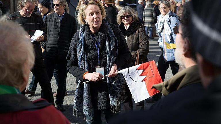 Das Fähnchen mit dem fränkischen Rechen in der Hand: Gästeführerin Judith Tewes berichtete am Weltgästeführertag in ihrer Führung &bdquo;Hilfe, die Bayern kommen &ndash; Reformen zu Beginn des 19. Jahrhunderts&ldquo;. Foto: Patty Varasano