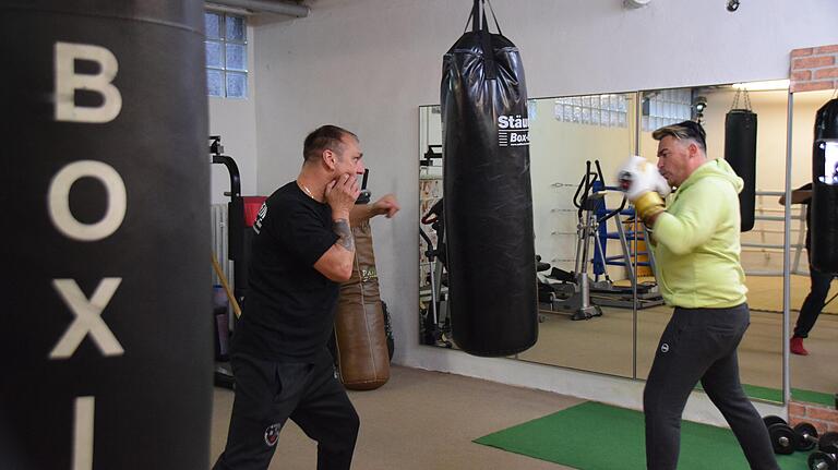 Zwei Stunden Training am Tag: Trainer Harald Wittmann und Matthias Mangiapane am Boxsack. Zwei Stunden Training am Tag: Trainer Harald Wittmann und Matthias Mangiapane am Boxsack.