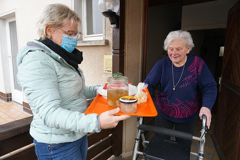 Jutta Scherl bei der Zustellung des Essens an Rosa Müller.