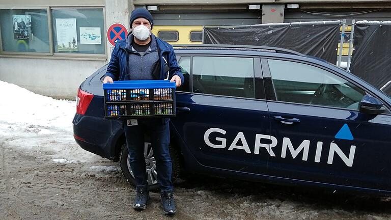 Georg Hauser von der Garmin Würzburg GmbH übergibt Spenden für die Wärmehalle.