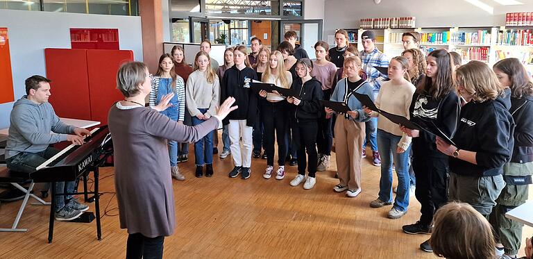 Der gemischte Chor der Oberstufe des Gymnasiums Veitshöchheim stimmte die Übergabefeier musikalisch passend zur Transformation der Schülerbibliothek in ein Lernatelier mit Rod Stewards Song 'Sailing' ein. Der gemischte Chor der Oberstufe des Gymnasiums Veitshöchheim stimmte die Übergabefeier musikalisch passend zur Transformation der Schülerbibliothek in ein Lernatelier mit Rod Stewards Song 'Sailing' ein.