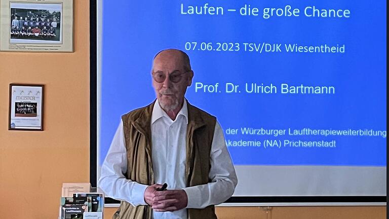 Prof. Dr. Ulrich Barthmann während seines Vortrags.