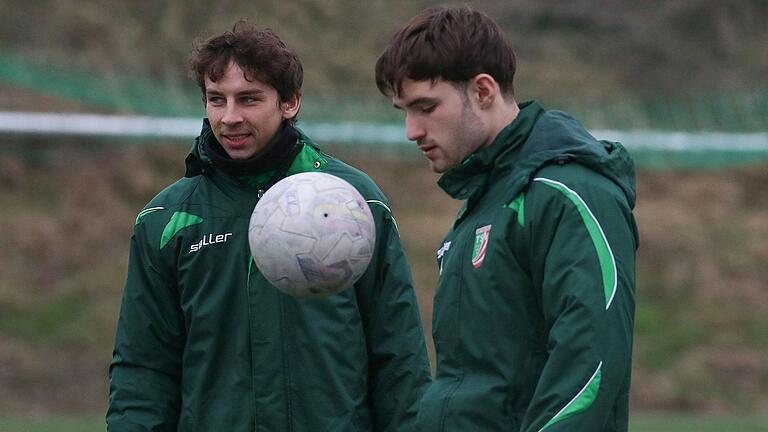 Ferdinand Hansel (links )und Christian Kuhn vom TSV Abtswind wärmen sich auf. Nach der Wintervorbereitung starten die Abtswinder Bayernliga-Fußballer mit einem Auswärtsspiel in Ammerthal in die weitere Saison.