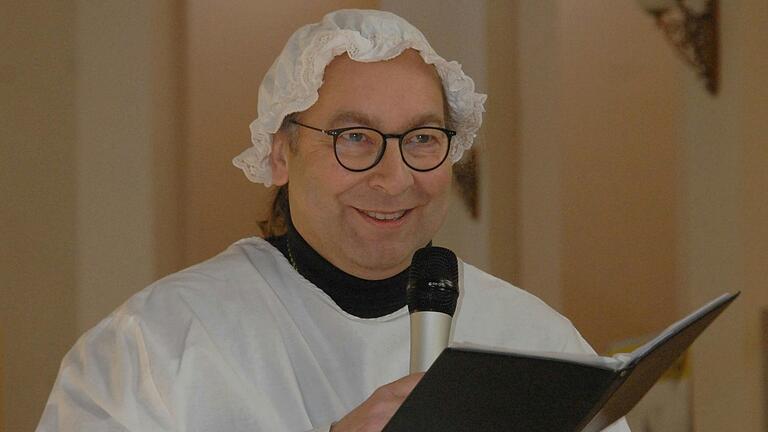 Pfarrer Richard Tröge umhüllet sich mit weißem Gewand und thematisierte auch die Formen des Kirchenschlafs. Pfarrer Richard Tröge umhüllet sich mit weißem Gewand und thematisierte auch die Formen des Kirchenschlafs.