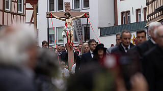 Karfreitagsprozession Lohr am Main       -  Angehörige verschiedener Handwerkszünfte ziehen am 18.04.25 in einer Karfreitagsprozession durch die Innenstadt von Lohr am Main (Landkreis Main-Spessart).