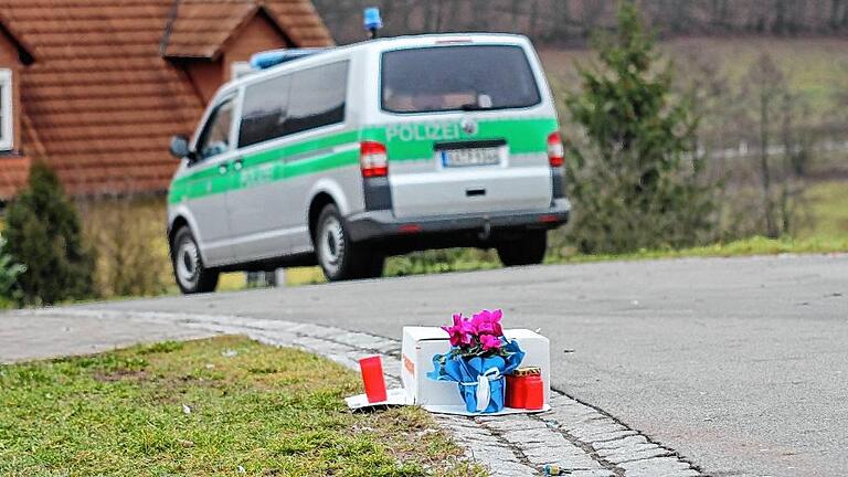 Zeichen der Trauer: Am Tatort haben Menschen Blumen und Kerzen als Zeichen der Anteilnahme niedergelegt.