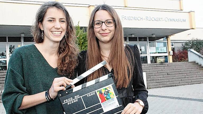 Die Eberner Gymnasiastinnen Charlotte Kühnel (links) und Leonie Kröner haben mit ihrem Beitrag beim Filmwettbewerb &bdquo;Jufinale&ldquo; in der Kategorie &bdquo;Originalität&ldquo; gesiegt.