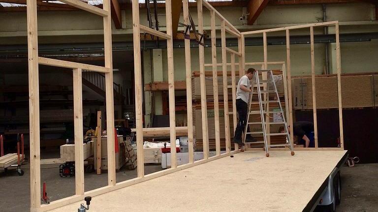 Im April war gerade mal der Rohbau fertig. Das Haus ist so groß wie ein 3,5-Tonnen-Anhänger.
