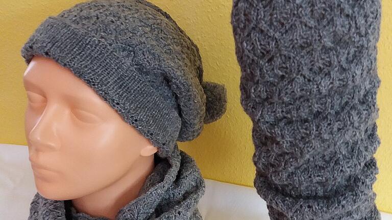 Bei der VHS kann man unter anderem lernen, wie man ein solches modisches, wärmendes Winterset selbst strickt.