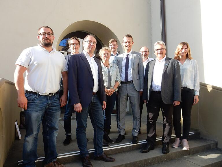 Nach knapp sieben Stunden stand die Empfehlung, Schweinfurt mit dem Prädikat 'Fahrradfreundliche Kommune' zu küren. Im Bild von links Verkehrsplaner Moritz Kreisel, Markus Sauer (Amt für Stadtentwicklung und Hochbau), Baureferent Ralf Brettin, Jurorin Susanne Lender-Cassens, Ordnungsreferent Jan von lackum, OB Sebastian Remelé, Verkehrsplaner Fritz Hebert und die Juroren Johannes Ziegler sowie Sarah Guttenberger.