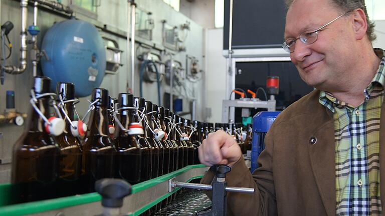 Jörg Lang, Chef der Wernecker Brauerei, auf einem Bild aus besseren Tagen: Das war 2016. Am Dienstag hat die Brauerei angekündigt, ihren Betrieb zum 30. September zu schließen.