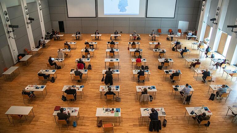 Die Stadträte tagten am Dienstag wieder im großen Saal des Konferenzzentrums auf der Maininsel.