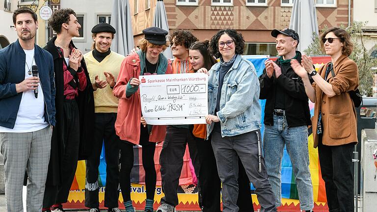 Denny Garcia (Mitte rechts) und Nathalie Hübel (Mitte links) haben mit ihrem PRISM-Kollektiv den 'Queer sein in Würzburg'-Preis des Regenbogenbüros Unterfranken gewonnen.