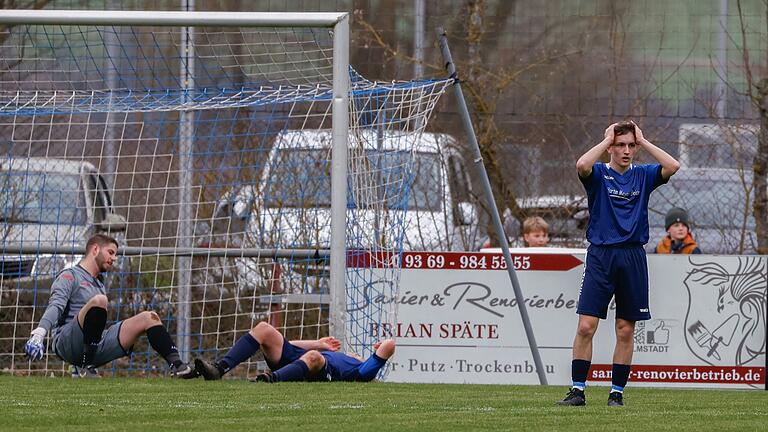 Enttäuschung bei den Spielern des TSV Uettingen, nachdem Kevin Leibold den TSV Karlburg II mit 1:0 in Führung gebracht hat: (von links) Torwart Alexander Huller, Paul Siedler und Jakob Lannig.