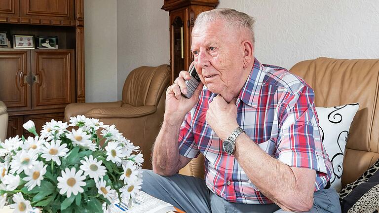 Paul Karl telefoniert momentan viel. Er ruft öfter bei Vodafone an, um den aktuellen Stand der Störung zu erfragen, und trommelt die Nachbarschaft zusammen, um gemeinsam aktiv zu werden. Paul Karl telefoniert momentan viel. Er ruft öfter bei Vodafone an, um den aktuellen Stand der Störung zu erfragen, und trommelt die Nachbarschaft zusammen, um gemeinsam aktiv zu werden.