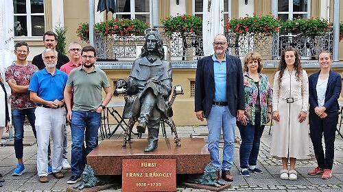 Unser Foto zeigt die Teilnehmerinnen und Teilnehmer bei der Eröffnung des Kursmoduls I „Balneologie“ der Badearztweiterbildung mit RSG-Geschäftsführer Dr. Matthias Wagner (1. von links), Nadine Ruppert (2. von links), Kursleiter Dr. Thomas Weiß (7...       -  Unser Foto zeigt die Teilnehmerinnen und Teilnehmer bei der Eröffnung des Kursmoduls I „Balneologie“ der Badearztweiterbildung mit RSG-Geschäftsführer Dr. Matthias Wagner (1. von links), Nadine Ruppert (2. von links), Kursleiter Dr. Thomas Weiß (7. von rechts) und Dr. Ralph Brath (4. von links) sowie Melissa Davison (1. von rechts).