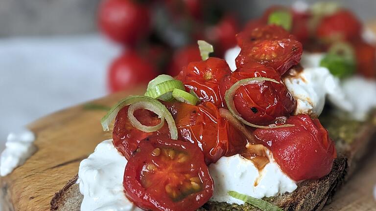Italienisches Frühstücksbrot       -  Buongiorno! Dieses Brot mit Burrata, Tomaten und Pesto verleiht nicht nur dem Frühstück einen Hauch von Italien.
