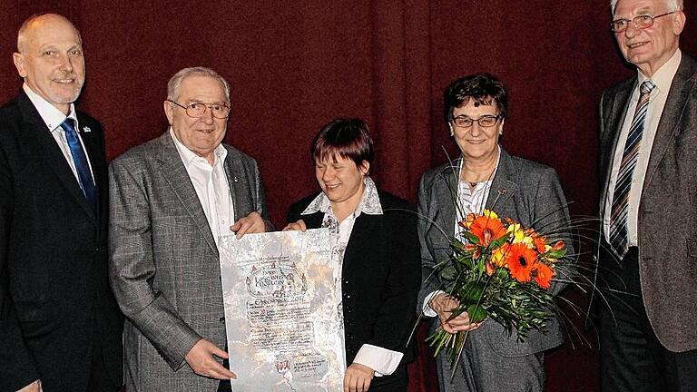 Den Ehrenpreis 2017 des Historischen Vereins erhielten der ehemalige Kreisheimatpfleger Longin Mößlein (Zweiter von links) und ein bisschen auch seine Frau Christel (Zweite von rechts). Die Urkunde übergab Vorsitzende Sabine Wolf (Mitte), assistiert vom stellvertretenden Bürgermeister Erich Servatius (links) und von Laudator Günther Birkle.