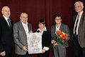 Den Ehrenpreis 2017 des Historischen Vereins erhielten der ehemalige Kreisheimatpfleger Longin Mößlein (Zweiter von links) und ein bisschen auch seine Frau Christel (Zweite von rechts). Die Urkunde übergab Vorsitzende Sabine Wolf (Mitte), assistiert vom stellvertretenden Bürgermeister Erich Servatius (links) und von Laudator Günther Birkle.