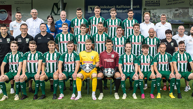 Mit diesem Kader geht der TSV Großbardorf in die Saison 2021/22 in der Bayernliga Nord: Herren-Teammanager Manuel Leicht (hinten links), Abteilungsleiter Bernhard Leicht, Fitnesstrainerin Sharon Antoni, Fitnesstrainer Marco Gößmann-Schmitt, Laurin Schmid, Tim Strohmenger, Ronny Mangold, Sertan Sener, Mannschaftsarzt Dr. Michael Klug und Manager Gerhard Schüler sowie Cheftrainer Andreas Brendler, Co-Trainer Udo Eckert, Torwart-Trainer Otto Dietz, Jannik Göller, Diego Schwab, Christoph Rützel, Nico Kummer, Valentin Reitstetter, Maximilian Weiß, Physiotherapeutin Berit Petersen, Sport-Vorstand Andreas Lampert, Bayernliga-Teammanager Marc Hartmann und Julius Landeck (vorne von links), Lukas Illig, Xaver Müller, Luca Atzori, Justin Reichert, Leon Zwickl, Luca Reck, Tim Stecklein, Julius Scheuring und Benjamin Kaufmann. Es fehlt: Luca Böhm. Mit diesem Kader geht der TSV Großbardorf in die Saison 2021/22 in der Bayernliga Nord: Herren-Teammanager Manuel Leicht (hinten links), Abteilungsleiter Bernhard Leicht, Fitnesstrainerin Sharon Antoni, Fitnesstrainer Marco Gößmann-Schmitt, Laurin Schmid, Tim Strohmenger, Ronny Mangold, Sertan Sener, Mannschaftsarzt Dr. Michael Klug und Manager Gerhard Schüler sowie Cheftrainer Andreas Brendler, Co-Trainer Udo Eckert, Torwart-Trainer Otto Dietz, Jannik Göller, Diego Schwab, Christoph Rützel, Nico Kummer, Valentin Reitstetter, Maximilian Weiß, Physiotherapeutin Berit Petersen, Sport-Vorstand Andreas Lampert, Bayernliga-Teammanager Marc Hartmann und Julius Landeck (vorne von links), Lukas Illig, Xaver Müller, Luca Atzori, Justin Reichert, Leon Zwickl, Luca Reck, Tim Stecklein, Julius Scheuring und Benjamin Kaufmann. Es fehlt: Luca Böhm.