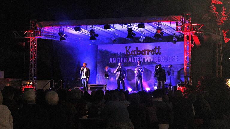 Stimmungsvolle Atmosphäre an der Alten Mainbrücke in Marktheidenfeld beim Konzert mit Viva Voce. Stimmungsvolle Atmosphäre an der Alten Mainbrücke in Marktheidenfeld beim Konzert mit Viva Voce.