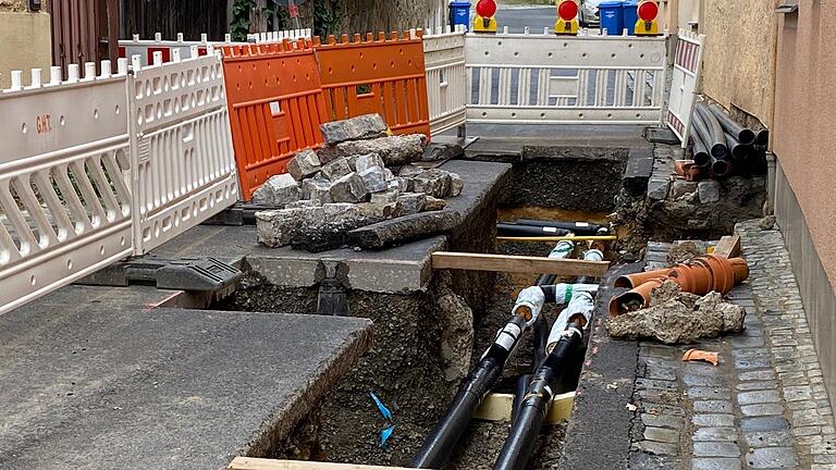 Seit Anfang März wird das Nahwärmenetz in der Ostheimer Altstadt ausgebaut. Seit Anfang März wird das Nahwärmenetz in der Ostheimer Altstadt ausgebaut.