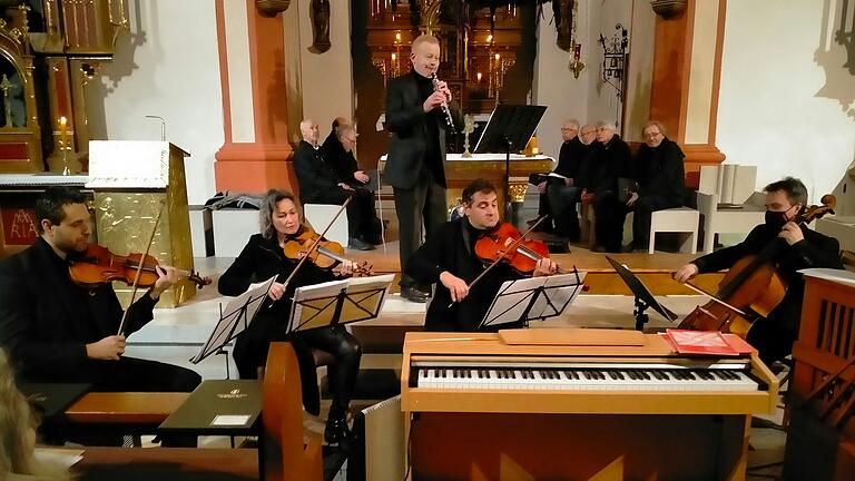 Berufsmusiker (im Bild das Streicherensemble; stehend Dimitri Braudo mit der Oboe) sowie Kirchen- und Kinderchor sorgten für ein stimmungsvolles Adventskonzert in Hofheim. Berufsmusiker (im Bild das Streicherensemble; stehend Dimitri Braudo mit der Oboe) sowie Kirchen- und Kinderchor sorgten für ein stimmungsvolles Adventskonzert in Hofheim.