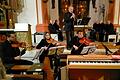 Berufsmusiker (im Bild das Streicherensemble; stehend Dimitri Braudo mit der Oboe) sowie Kirchen- und Kinderchor sorgten für ein stimmungsvolles Adventskonzert in Hofheim.