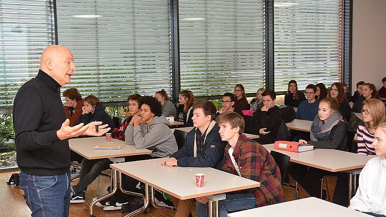 Rhön-Gymnasium Luckow1 - Zehntausenden Sportlern der ehemaligen DDR wurden systematisch Dopingmittel verabreicht. Referent Thomas Lukow will dieses Unrecht, wie hier im Gespräch mit Schülern des Rhön-Gymnasiums, nicht in Vergessenheit geraten lassen. Rhön-Gymnasium Luckow1 - Zehntausenden Sportlern der ehemaligen DDR wurden systematisch Dopingmittel verabreicht. Referent Thomas Lukow will dieses Unrecht, wie hier im Gespräch mit Schülern des Rhön-Gymnasiums, nicht in Vergessenheit geraten lassen.