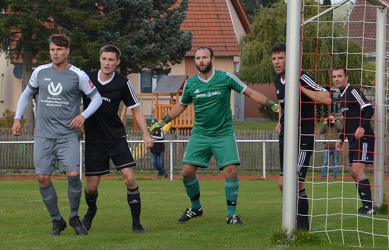 Konzentriert blicken die Kicker der SG Hausen/Nordheim (dunkle Trikots) um Keeper Marcel Heinrich (Mitte) nach dem Saisonstart mit fünf Siegen am Stück den kommenden Aufgaben entgegen.