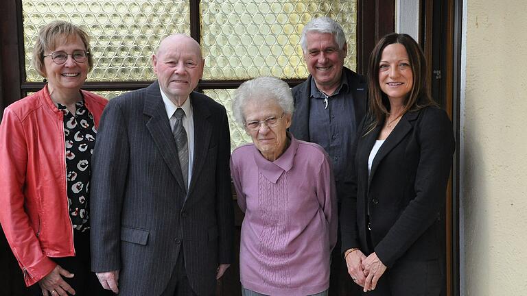 Stellvertretende Landrätin Birgit Bayer (links), Zweiter Bürgermeister Reinhold Klein und Erste Bürgermeisterin Marion Fleischmann-Hilton (rechts) gratulierten dem Jubelpaar Erwin und Helga Schneider.