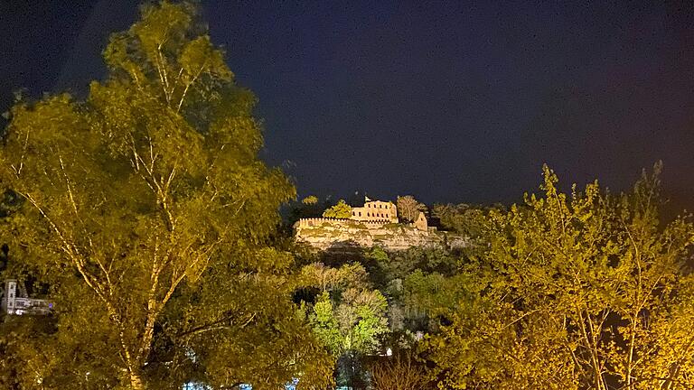 Die Karlsburg ist abends wieder länger beleuchtet.