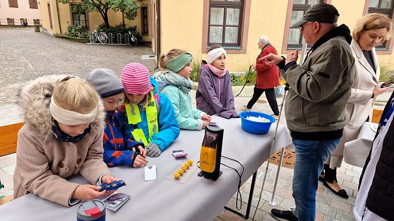 An dieser Station erfuhren die Kinder, wie spezielle Münzenbehälter für Blinde eine wertvolle Hilfe sind oder wie ihnen das Benutzen von Verkehrsampeln erleichtert wird.