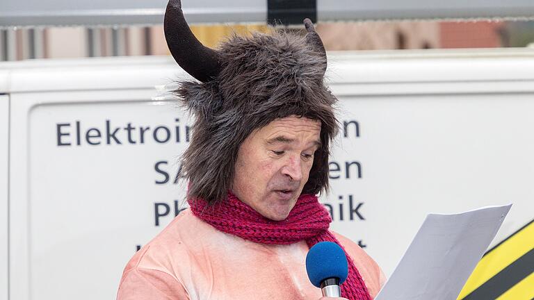 Die Narren in Gemünden stürmten das Gemündener Rathaus und das Publikum auf dem Marktplatz freute sich über die launige Rede von Rainer „Gonzo“ Pröschl aus der Züchles-Führungsriege.