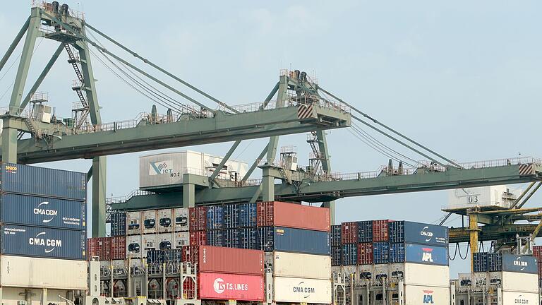 Containerbrücken       -  Container werden in Vietnam auf ein Schiff verladen. (Archivbild)